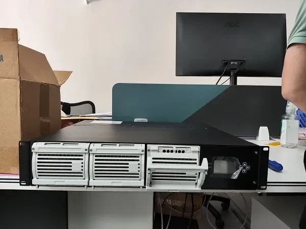 Power supply device installed in the rack or circuit pole of communication equipment